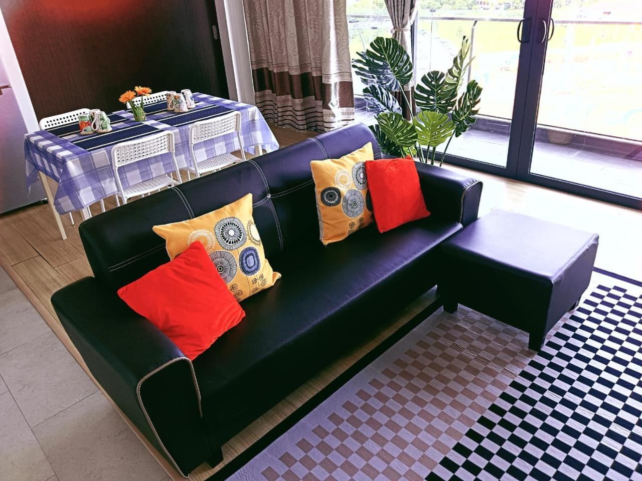 Mount Austin Hawkelai Apartemen